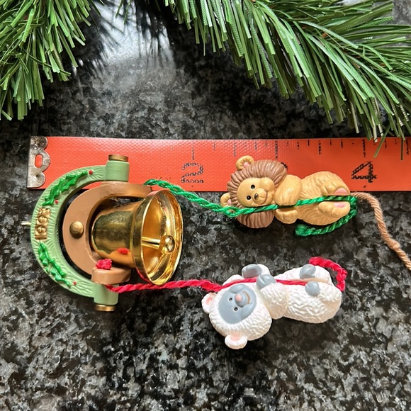 Hallmark 1993 Vintage Ornament Curly n Kingly  Lion & Lamb - Picture 7 of 10